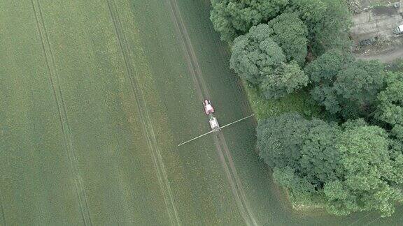 拖拉机在英国农场喷洒庄稼的4K航拍画面