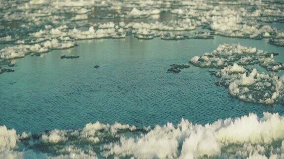 冰冻的河流开始解冻河面上漂着冰