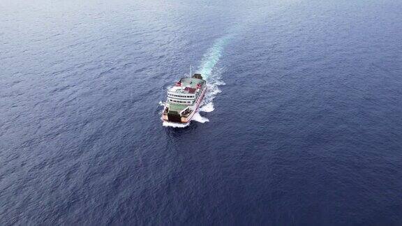 滚轴客运渡轮在巴厘岛附近旅行航拍