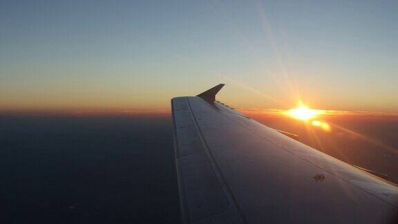 从飞机窗口俯瞰日出