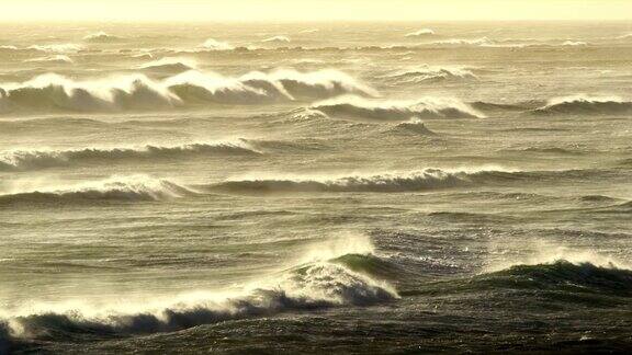 浪花涌向海岸南非