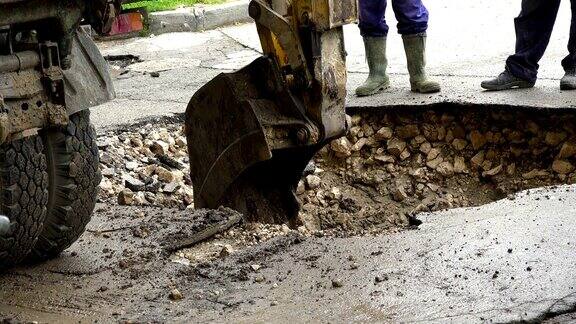 挖掘机有助于消除在街道上折断管道的问题