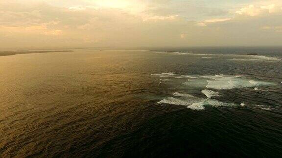 海上美丽的日落鸟瞰图Siargao岛菲律宾