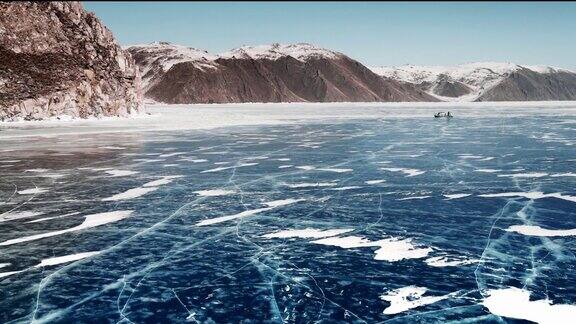 气垫船在贝加尔湖的蓝色冰面上行驶