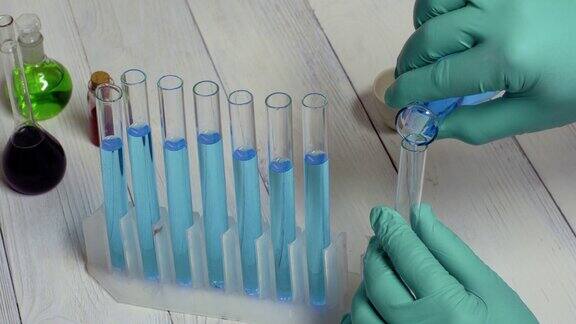 科学家把试剂倒入试管中在化学实验室进行反应试验