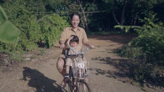 母亲和女儿一起骑自行车