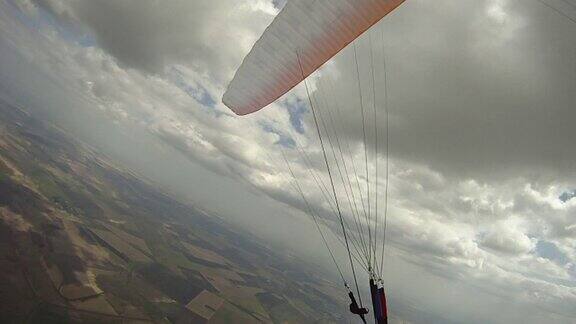 滑翔伞飞行员在半空中飞行在天空中飞行越野飞行员在极限运动和冒险
