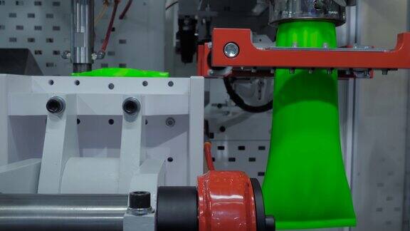 自动吹塑机:制造空绿色塑料罐头