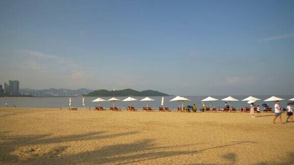 白天珠海海滩放松区棕榈阴影全景4k中国