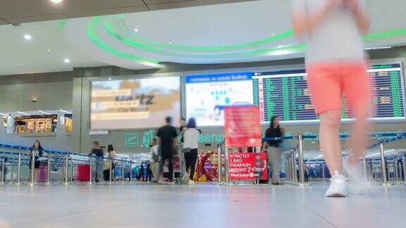 时光流逝:旅客在机场登机大厅拥挤不堪