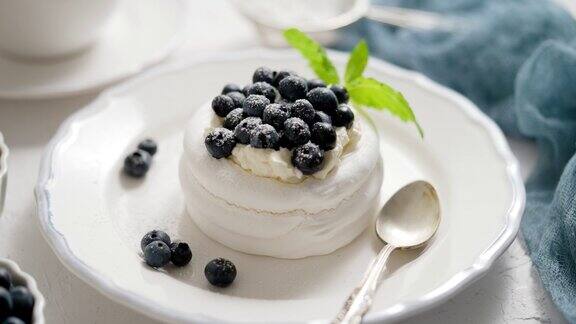 美味的迷你帕芙洛娃蛋白巢搭配蓝莓和薄荷叶