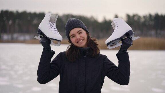 一个穿着黑色夹克的年轻女子来到结冰的湖面上滑冰冬天大自然也很有趣