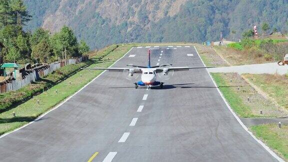 飞机降落到机场后在山间小镇的跑道上滑行