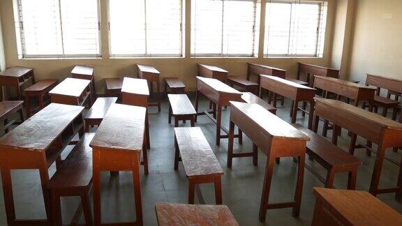空荡荡的教室里一排排的课桌椅
