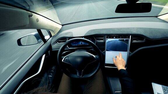 Person控制着自动驾驶汽车自动驾驶无人驾驶汽车