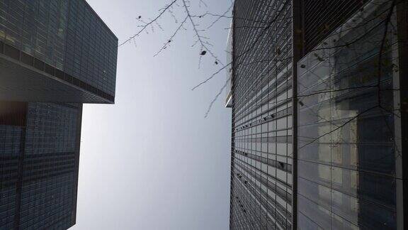 阳光明媚的一天杭州市区现代办公综合体正面慢镜头向上观照4k中国