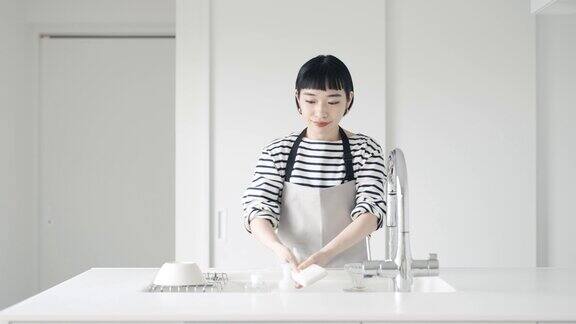 女人在厨房里洗碗