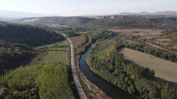 空中秋季视图的伊斯卡尔河通过附近的Strupets村保加利亚