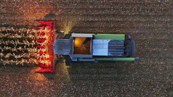 黄昏时分无人机拍摄的联合收割机收割玉米的正上方照片