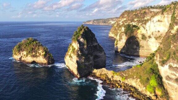 印度尼西亚钻石海滩旅游目的地的热带岛屿和夏季海滩的无人机超移航拍视图湛蓝清澈的海水和洁白的沙滩