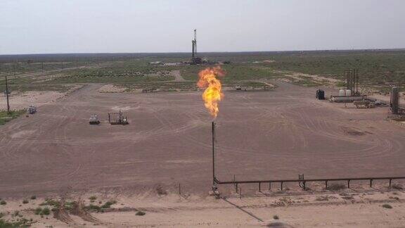 空中无人机拍摄的新墨西哥州一个天然气燃烧的水力压裂钻机