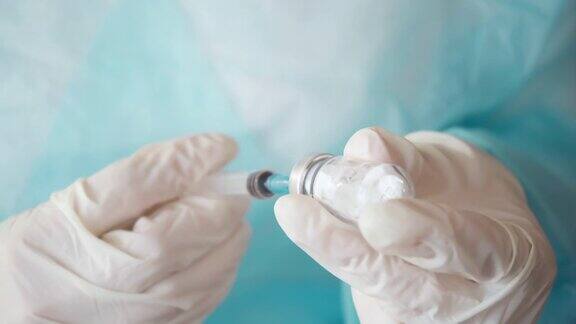 医生将注射器中的液体倒入装有抗生素的小瓶中