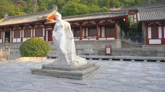 中国西安唐华清宫杨贵妃的美丽女子雕像