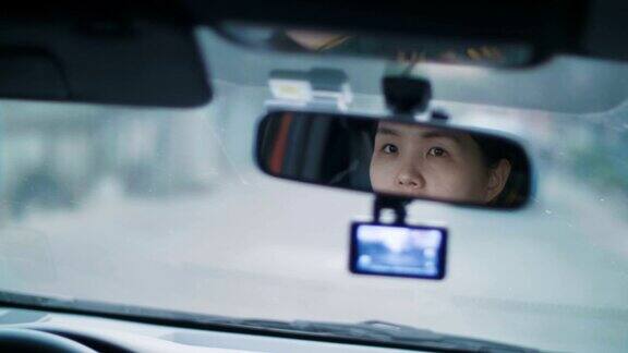 一位亚洲妇女正在开车