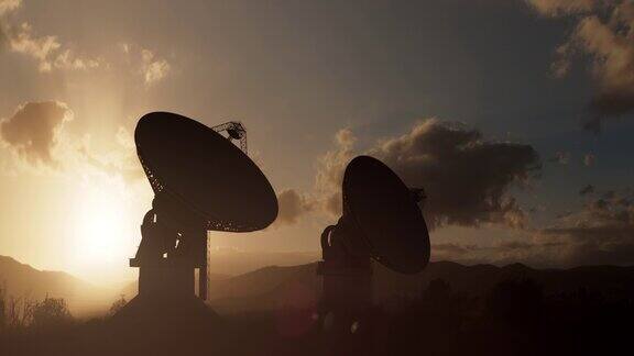 在美丽的夕阳黄昏卫星天线排成一排