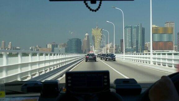 中国澳门城市白天时间出租车道路旅行前窗交通大桥全景4k