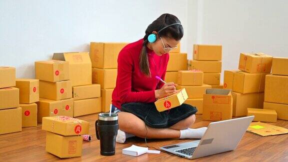 中小企业自由职业者女性与包装盒年轻企业主家庭办公在线营销包装盒和快递中小企业与快递电子商务开办小型企业
