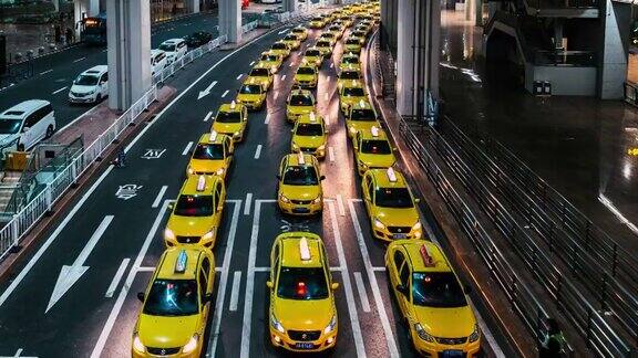 TD晚上在机场出口处繁忙的黄色出租车排队