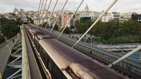 火车到达伊斯坦布尔地铁站地铁车厢