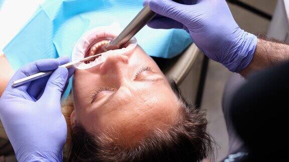 牙科医生为病人清洁牙齿并安装陶瓷贴面
