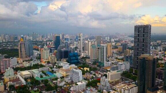 4k鸟瞰图曼谷城市景观在黄昏