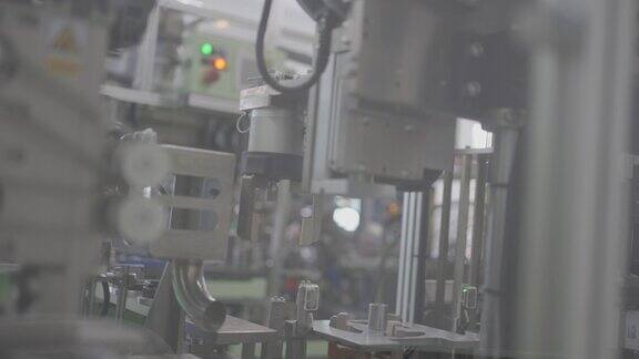 工厂中的工业机器人和自动化生产线