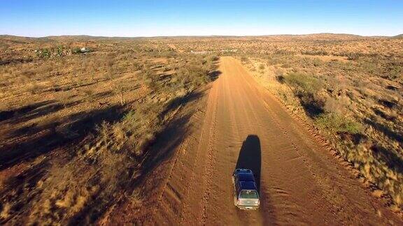 开车穿过干旱的纳米比亚风景