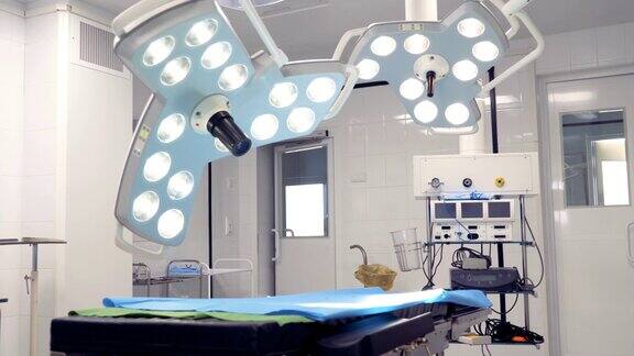 手术灯在手术室里开关