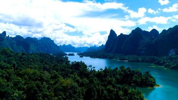 航拍:美丽湖泊上的雨林和山脉