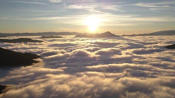 空中的超然和平的日出波雾云快速运动在晴朗的早晨的自然高山天空