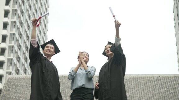 大学生毕业了和庆祝活动