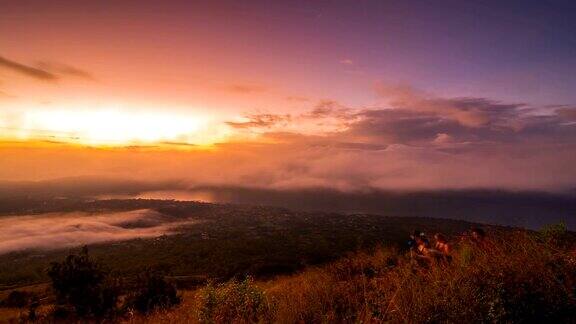 巴图尔火山上的日出俯瞰巴图尔湖巴厘岛印度尼西亚