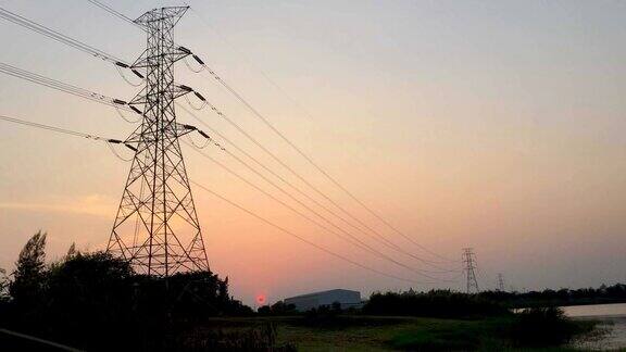 高压电塔与日落背景