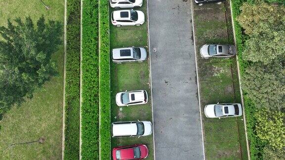 无人机飞过停在室外停车场的汽车的航拍画面中国