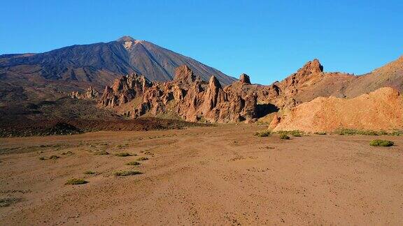 泰德火山与岩石山脉景观和贫瘠的山谷外星火星的沙质岩石鸟瞰图