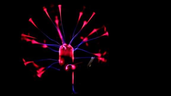 等离子球灯特斯拉线圈实验用电等离子灯特写美丽的抽象背景迪斯科灯光背景4k的视频