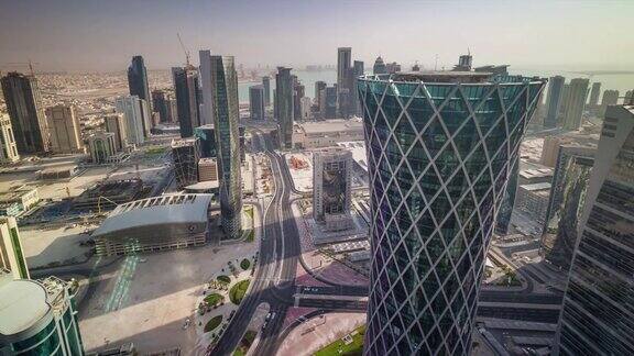 晴朗的一天多哈城市屋顶市中心全景4k时间流逝卡塔尔