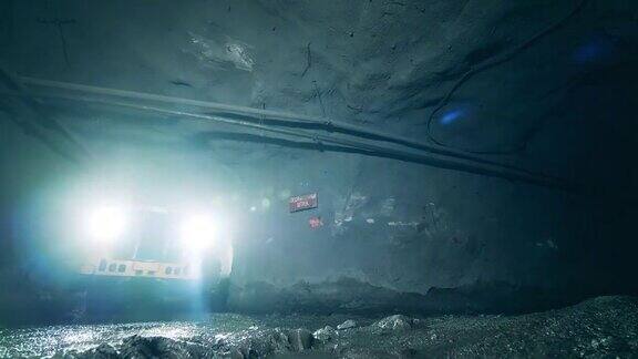 地下隧道有一台工业机器穿过