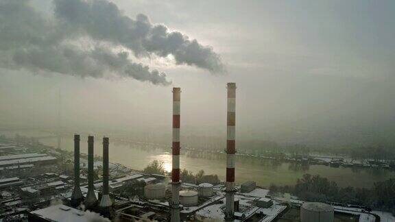 热电厂在一个冬天多雾的早晨工作航拍视频