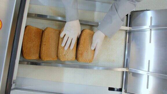 面包切片机在工厂面包生产